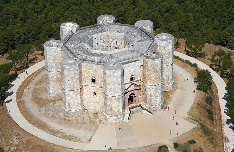Замок Кастель дель Монте в Апулии (Castel del Monte)