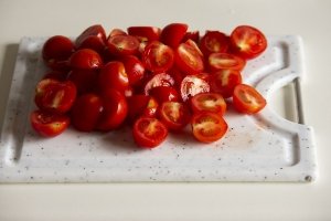 Помыть помидоры и нарезать их. Если вы используете обычные помидоры, то нужно удалить белую часть и выжать немного лишнюю жидкость.