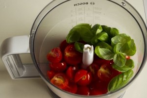 Положить помидоры в кухонный комбайн, добавить свежий базилик. Количество базилика зависит от ваших вкусов.