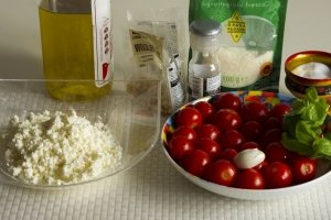 Для приготовления песто вам понадобятся помидоры, рикотта, сыр Пармезан, кедровые орешки, оливковое масло, перец, соль, базилик и чеснок.
