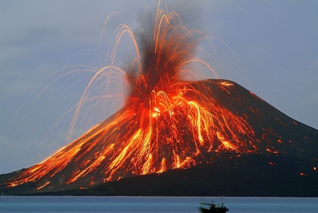 Стромболи (Stromboli) – небольшой действующий остров-вулкан в Тирренском море (Tyrrhenian Sea)