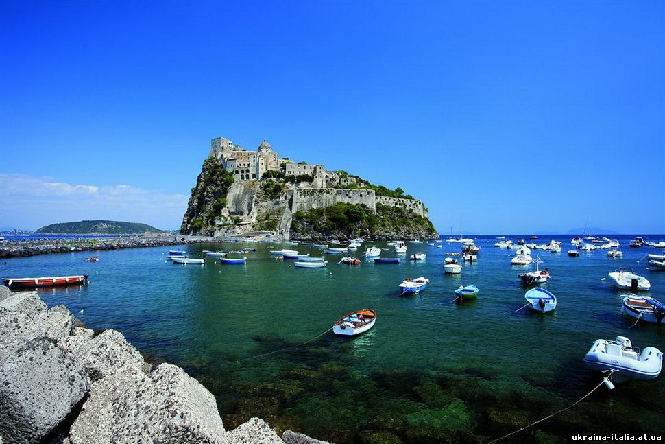 Искья остров в Италии - вид на Арагонский замок фото